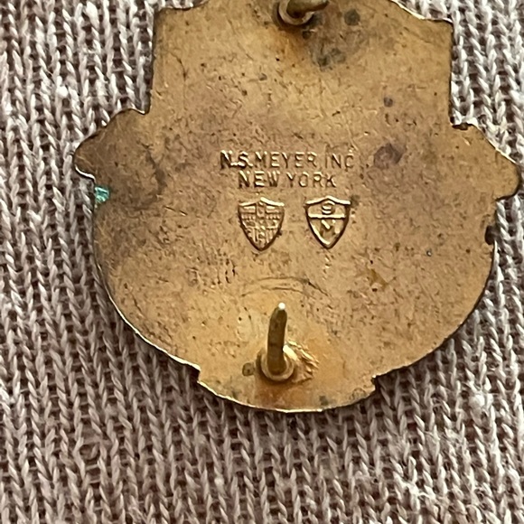 Above the best small pin; - Picture 2 of 4